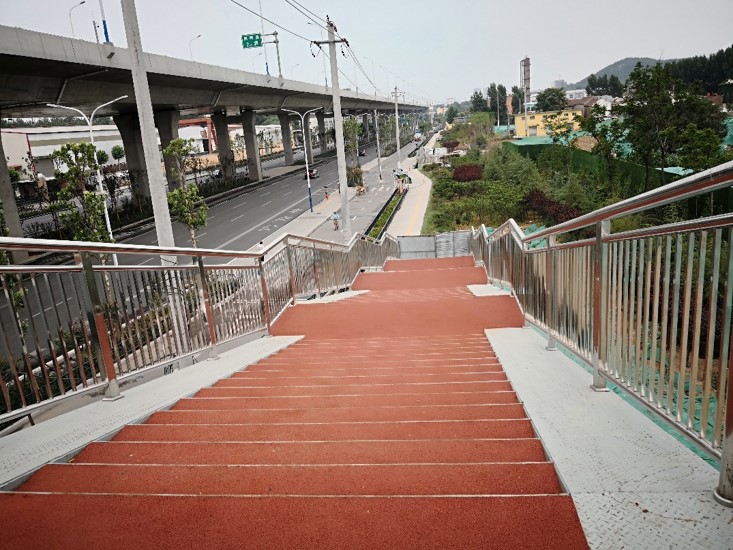 ee82d90e42f344 赤峰市工业北路急剧路建设人行天桥CA88